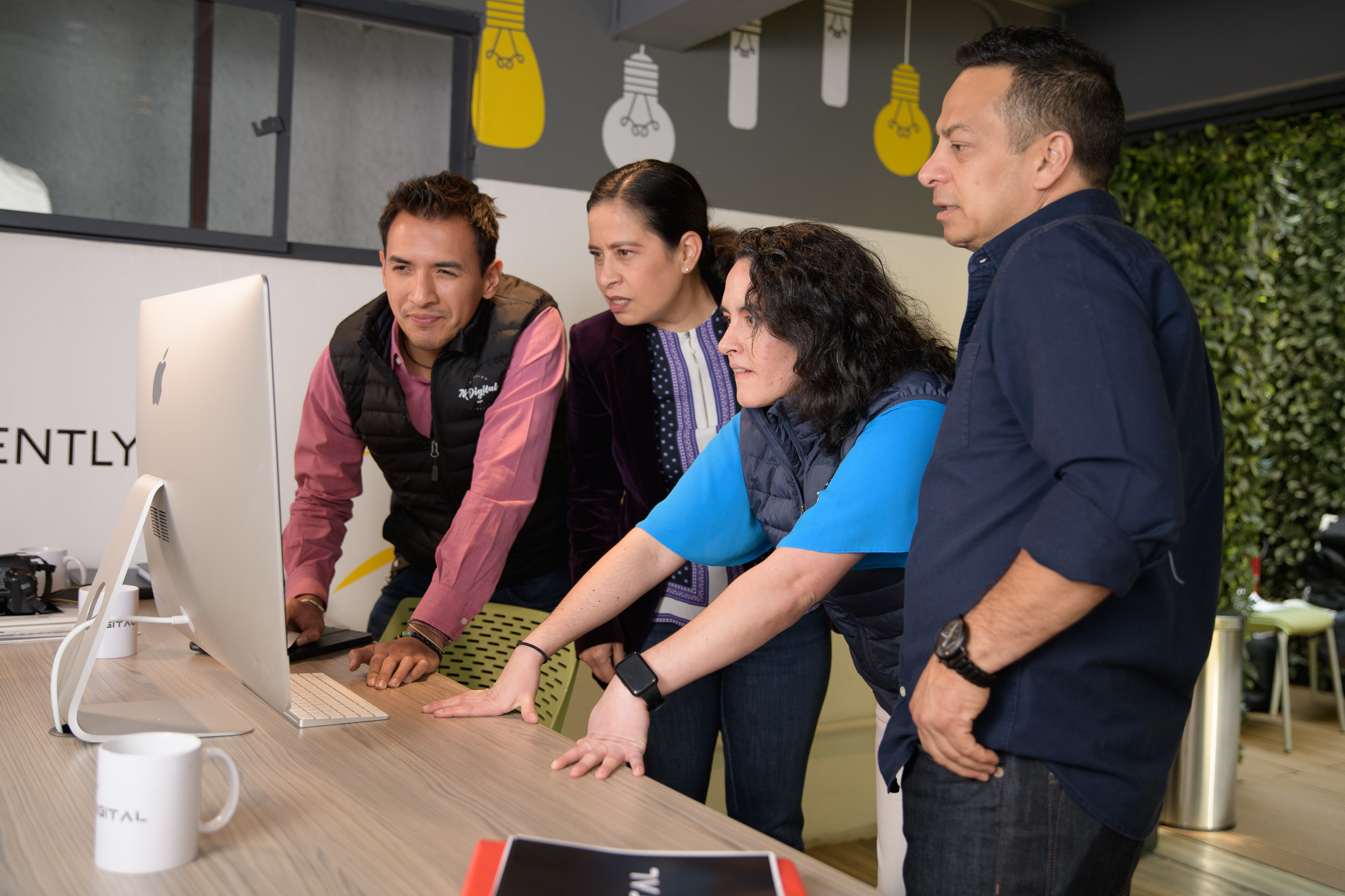 Equipo 7K Digital trabajando